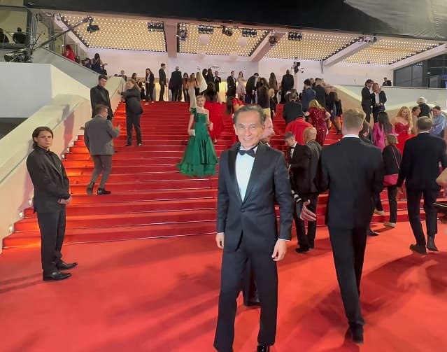 カンヌ国際映画祭でレッドカーペットを歩く