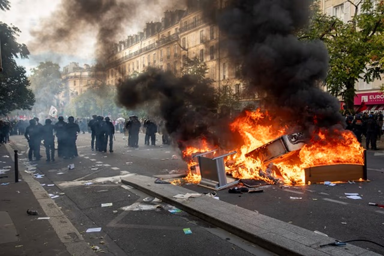 フランスの暴動 影には国債問題 飛び火する先はのアイキャッチ画像